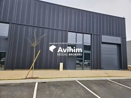 location local d'activités 303 m²