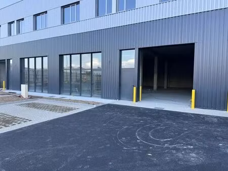 location entrepôt 277 m²