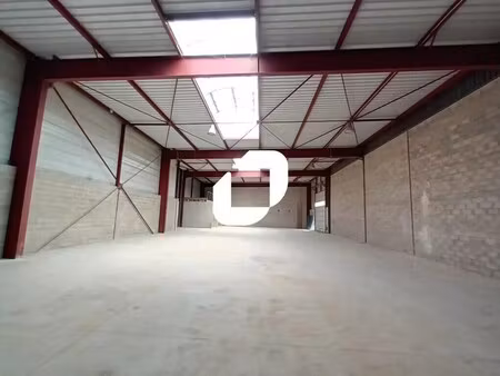 location local d'activités 688 m²