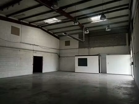 location local d'activités 1 365 m²