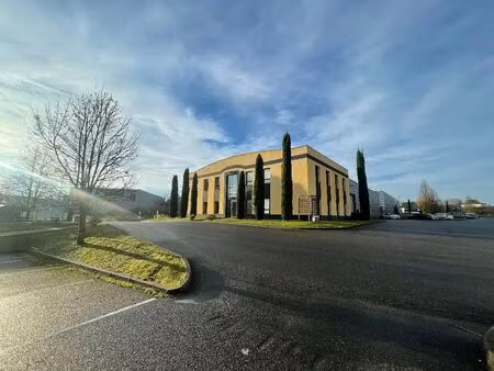 location local d'activités 1 440 m²