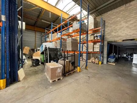 location local d'activités 749 m²