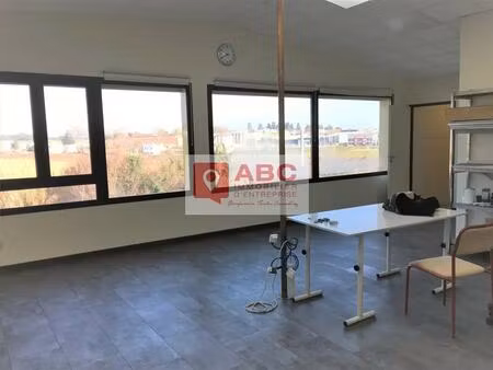 location local d'activités 159 m²