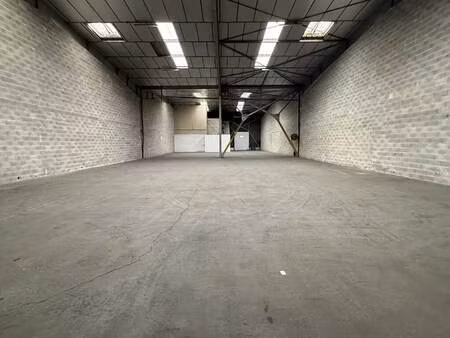 location entrepôt 850 m²