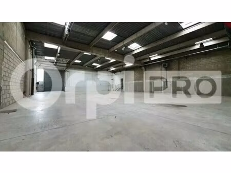 location entrepôt 451 m²