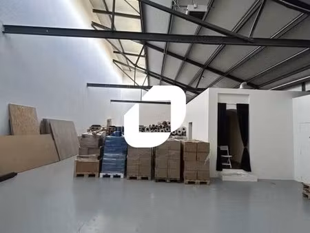 location local d'activités 714 m²