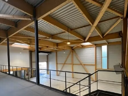 location local d'activités 872 m²