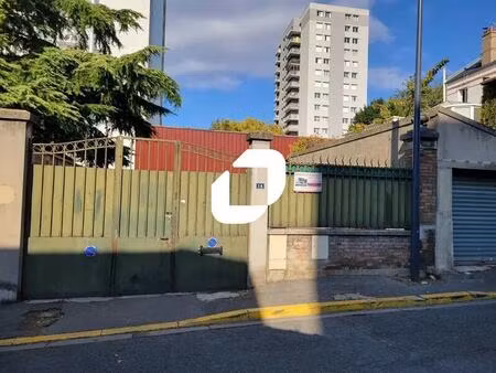 location local d'activités 100 m²