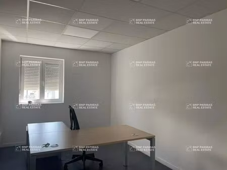 location local d'activités 1 385 m²