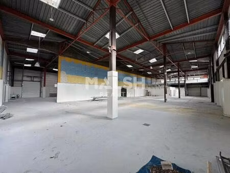 location local d'activités 1 121 m²