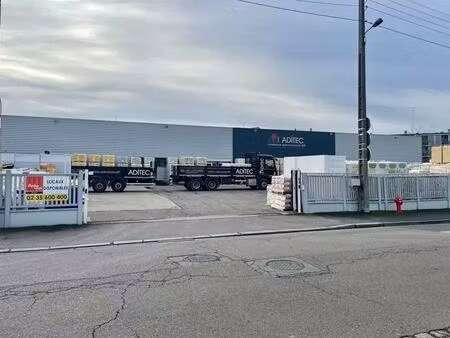 location local d'activités 918 m²