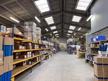 location local d'activités 954 m²