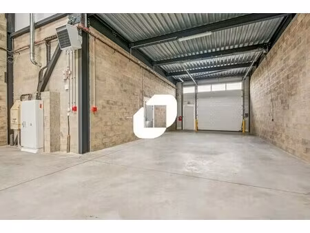 location local d'activités 383 m²