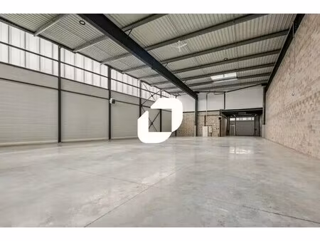 location local d'activités 778 m²