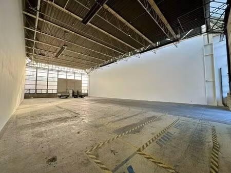 location local d'activités 630 m²