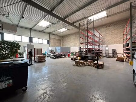 location local d'activités 470 m² à 942 m²