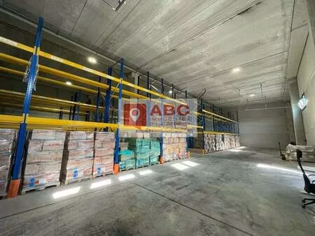 location local d'activités 608 m²