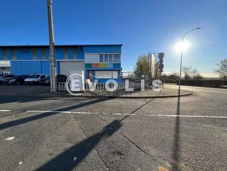location local d'activités 921 m²