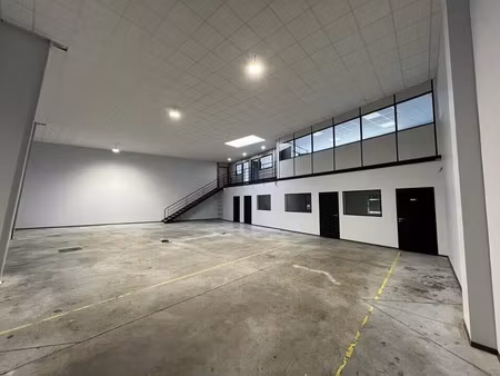 location local d'activités 405 m²