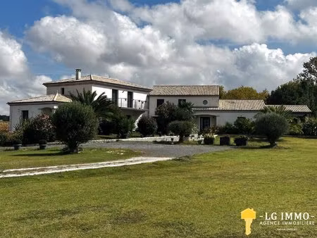 propriété contemporaine de 8 pièces au milieu de son jardin