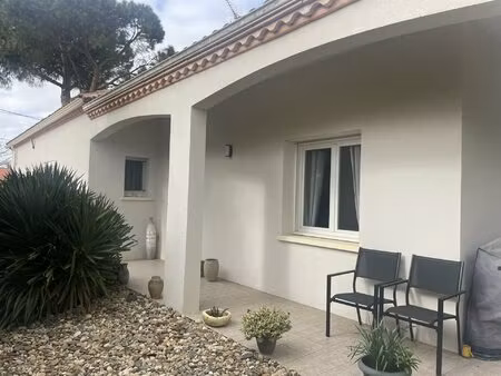 maison de plain-pied avec garage et jardin.