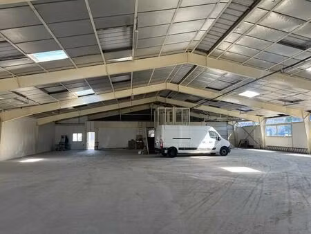 location local d'activités 1 300 m²