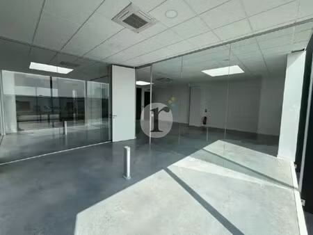 location local d'activités 987 m²
