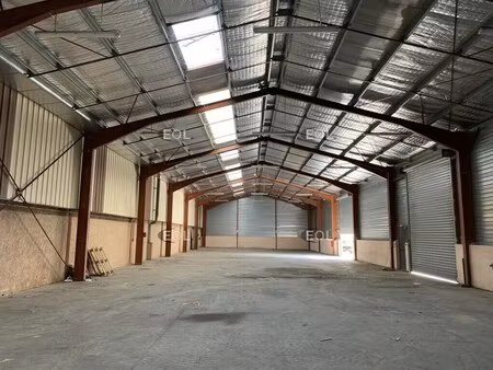 location local d'activités 674 m²