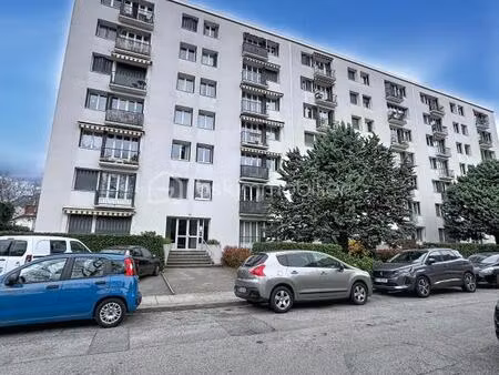 grenoble t3 avec balcon – dernier étage – fort potentiel