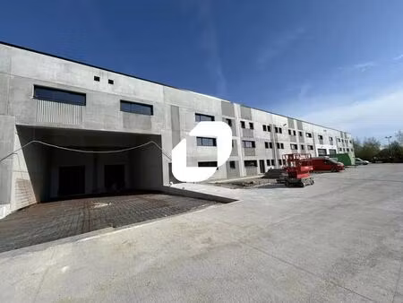 location local d'activités 1 300 m² à 2 600 m²