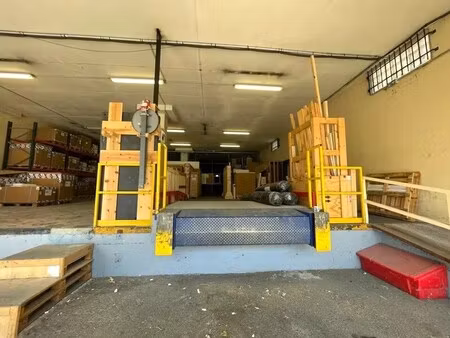 location entrepôt saint laurent du var 06700 687m²