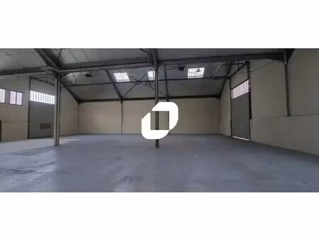 location local d'activités 734 m²