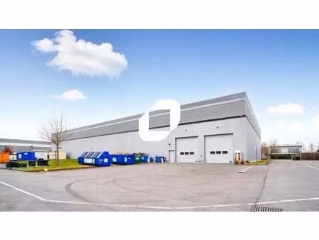 location local d'activités 1 100 m² à 3 300 m²