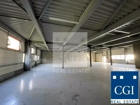 location local d'activités 550 m² à 780 m²