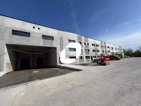 location local d'activités 1 300 m² à 2 600 m²
