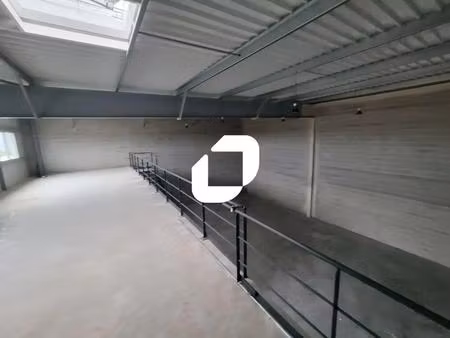 location local d'activités 301 m²