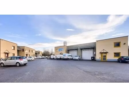location local d'activités 639 m²