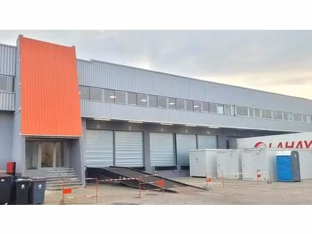 location local d'activités 1 121 m²