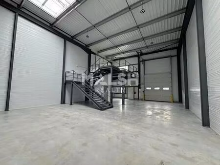 location local d'activités 215 m²