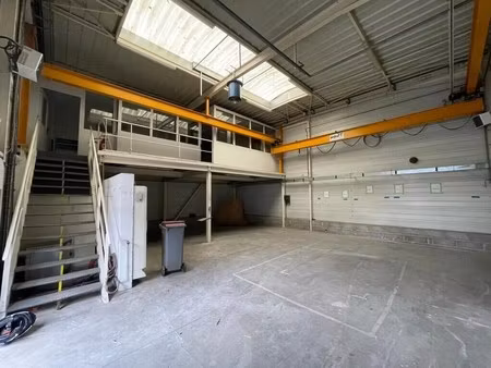 location local d'activités 636 m²