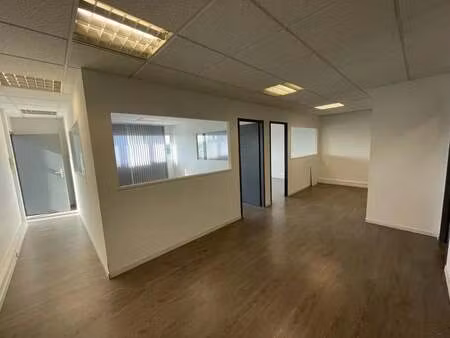 location bureaux 93 m²