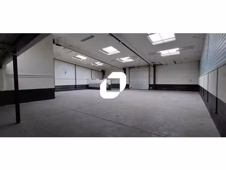 location local d'activités 421 m²