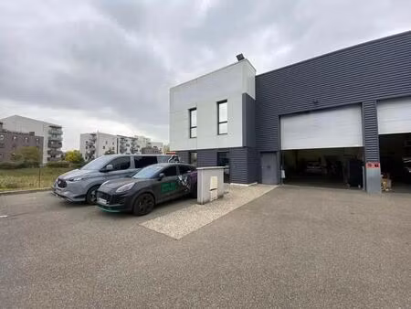 location local d'activités 268 m²