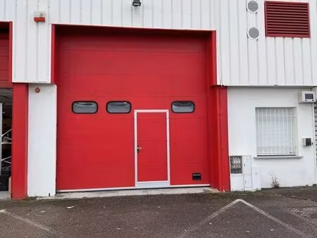 location local d'activités 647 m²