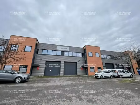 location local d'activités 839 m²