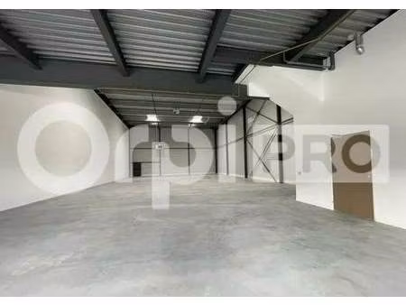 location local d'activités 718 m²