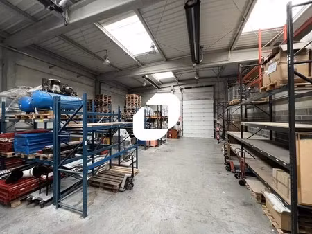 location local d'activités 954 m²