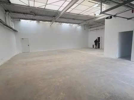 location local d'activités 165 m²