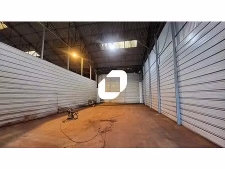 location entrepôt 210 m²