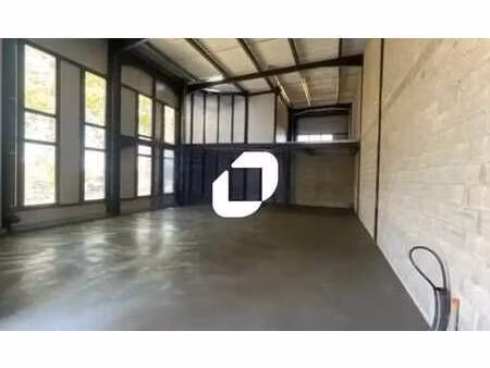 location local d'activités 209 m²